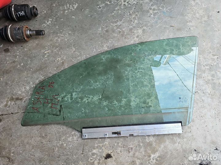 Стекло двери переднее левое Opel Astra H 2006г
