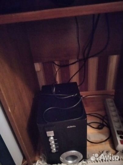 Компьютер и компьютерный стол