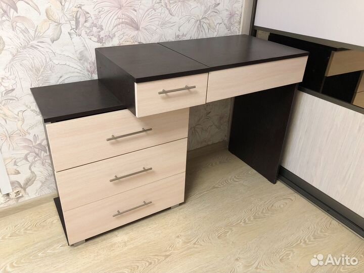 Туалетный столик с откидным зеркалом