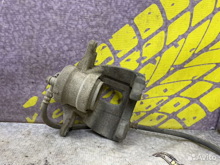 Суппорт передний левый Toyota Avensis T25 Авенсис