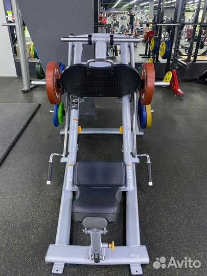 Тренажер matrix наклонный жим ногами