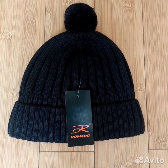 Шапка с помпоном вязаная