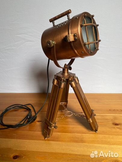 Морской фонарь на треноге