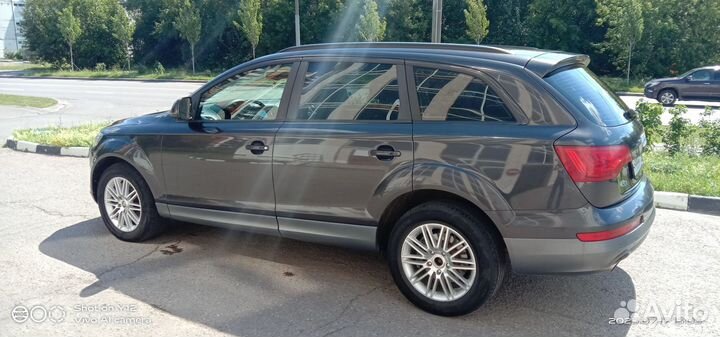 Водитель на своём Ауди Q 7