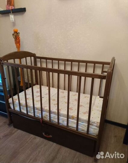 Детская кроватка с маятником и ящиком