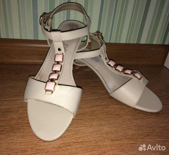 Босоножки женские на каблуке