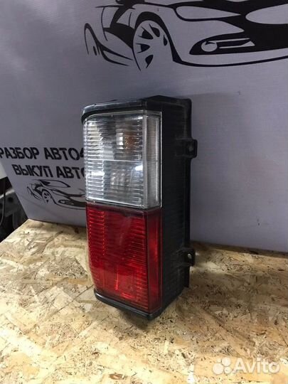 Фонарь задний левый Nissan Vanette 2010