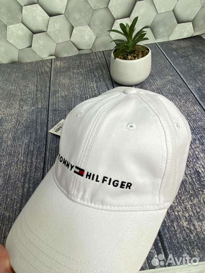 Белая бейсболка Tommy Hilfiger
