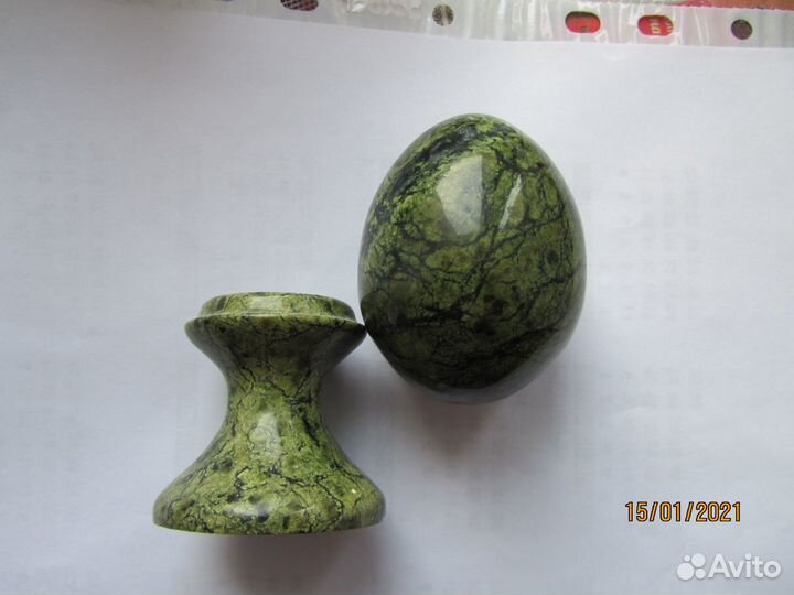 Яйцо на подставке из натурального камня