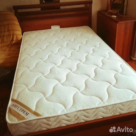 Кровать с матрасом
