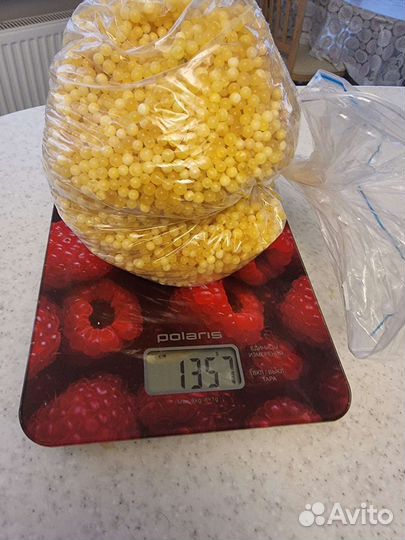 Янтарный белый шар сверленый