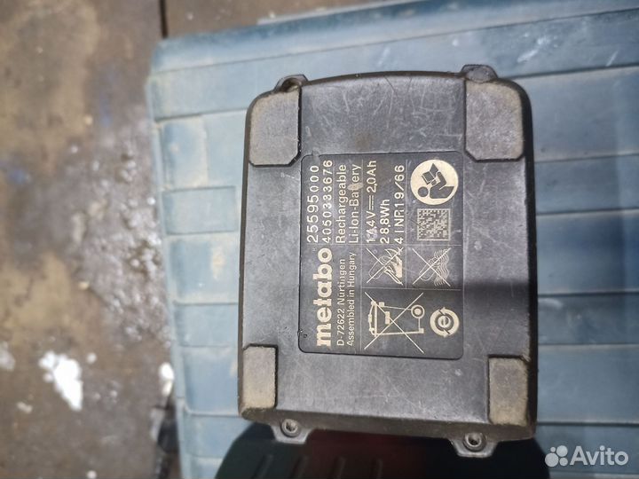 Кейс, зарядка и два аккумулятора