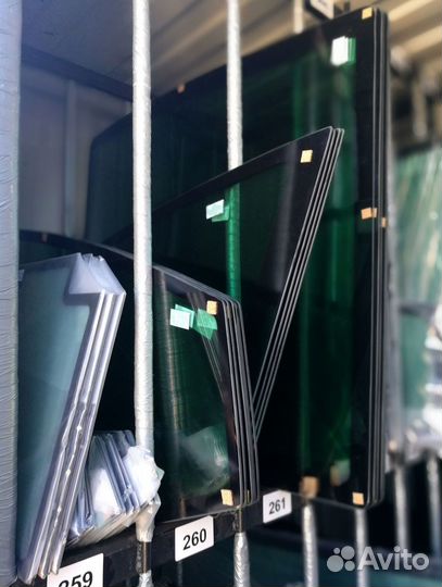 Стекло правое кузовное заднее на Hitachi EX200-5