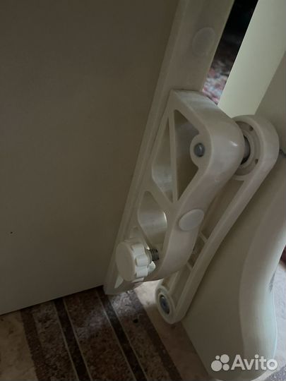 Детская кроватка с маятником