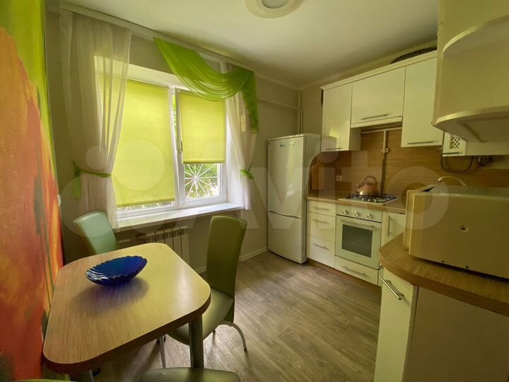 2-к. квартира, 60 м², 1/4 эт.