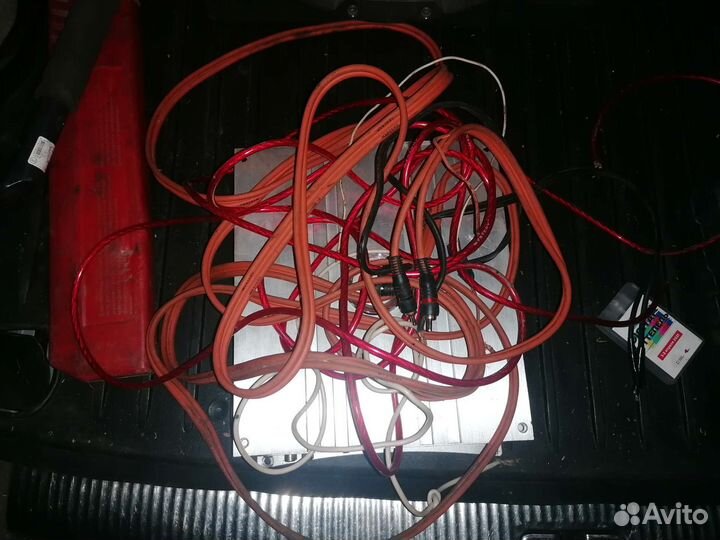 Сабвуфер с усилителем и проводами для подключения