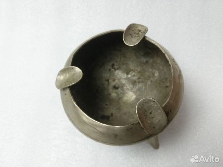 Старинная пепельница на ножках