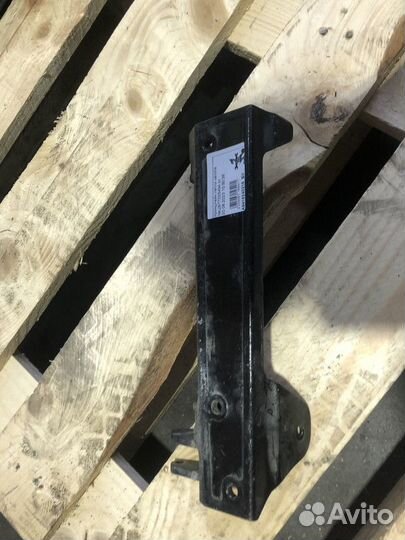 Кронштейн петли капота