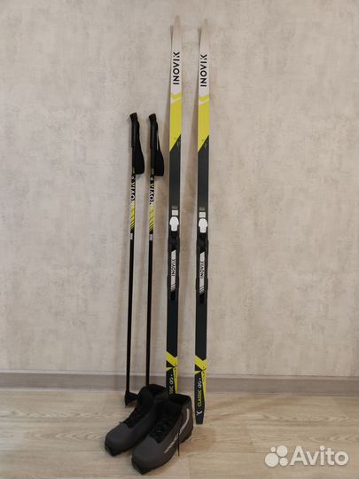 Беговые лыжи комплект: лыжи с креплениями и палки
