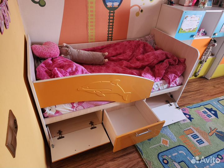 Детская кроватка (с матрасом), шкафчик для игрушек