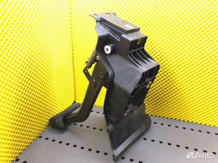 Педаль тормоза Mercedes-Benz C-Class W203 M111.955