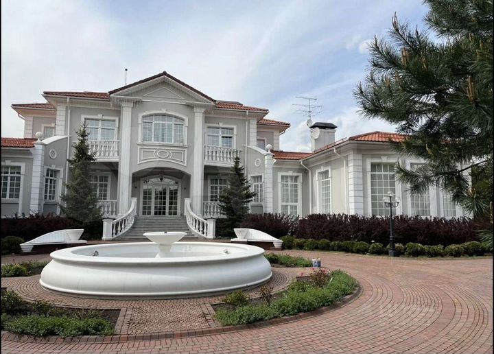 Дом 2200 м² на участке 74 сот.