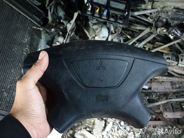 Подушка безопасности в руль Mitsubishi Galant