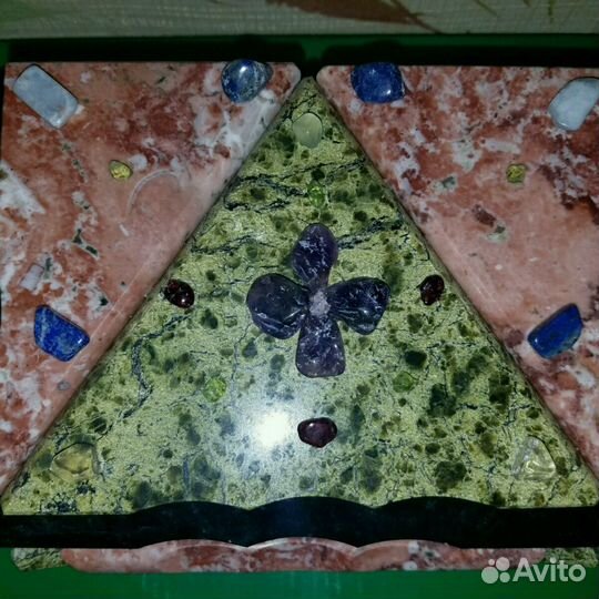 Шкатулка, украшенная драгоценными камнями. Новая