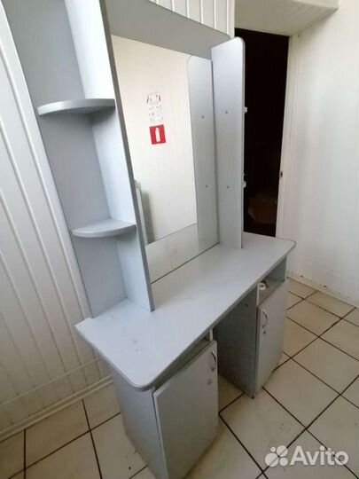 Зеркало кресло стол