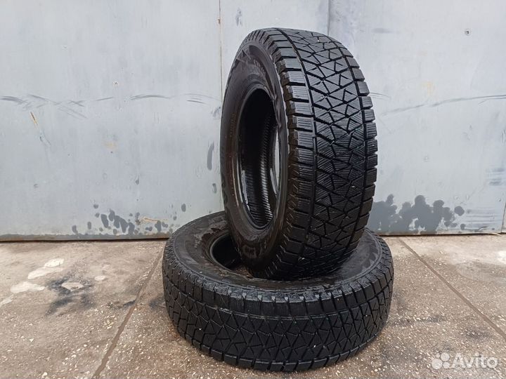 Bridgestone Blizzak DM-V2 215/70 R15