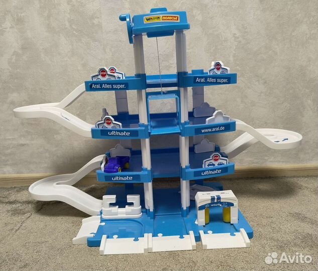 Трек парковка с лифтом