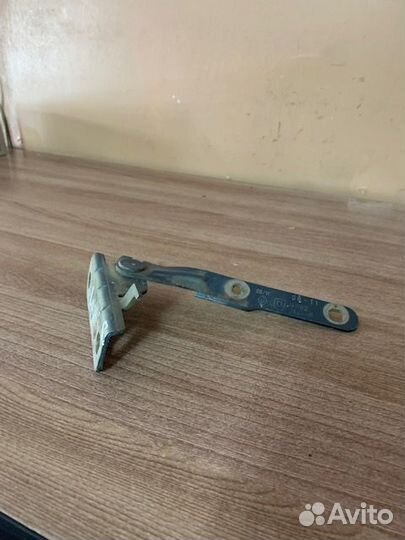 Петля капота правая Logan