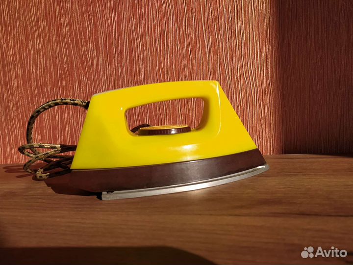 Утюг СССР желтый ретро