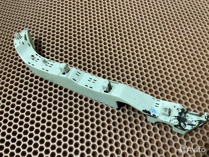 Кронштейн бампера передний правый Subaru Impreza