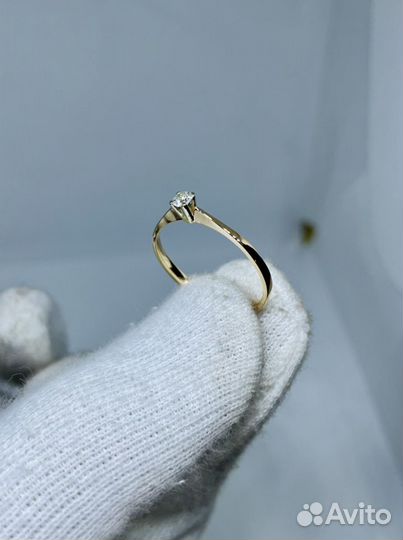 Золотое кольцо с 1 бриллиантом