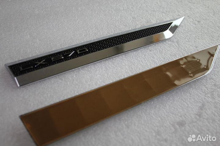 Эмблемы боковые (на крылья ) LX 570 с надписью LX