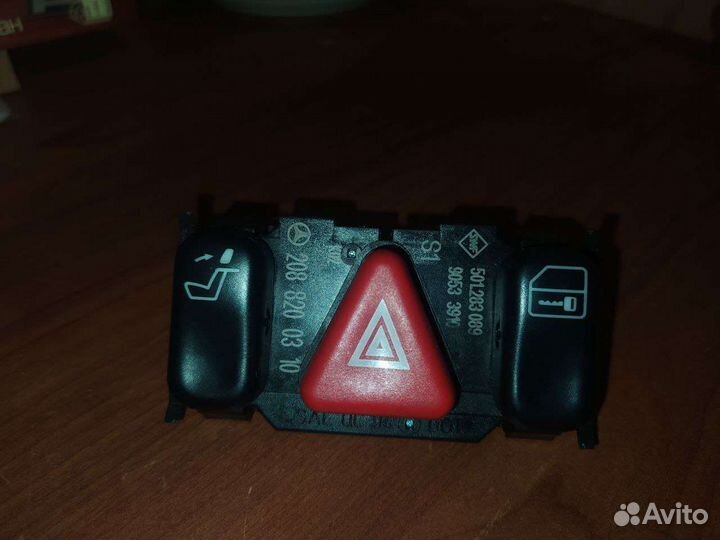 Кнопка аварийной сигнализации Mercedes