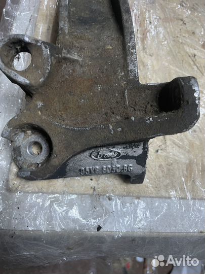 Кронштейн двигателя правый Ford Transit 91-00 2.5