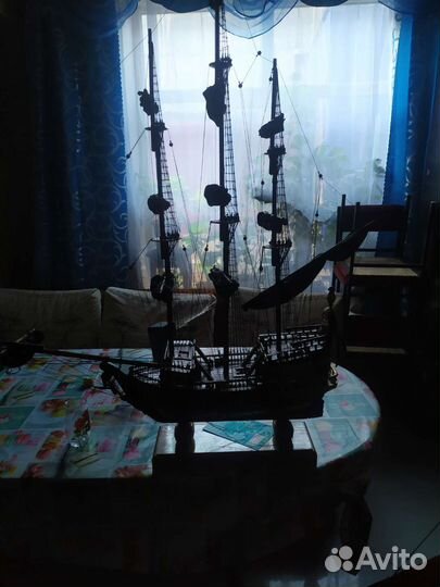 Модель пиратского корабля сделан из шпона