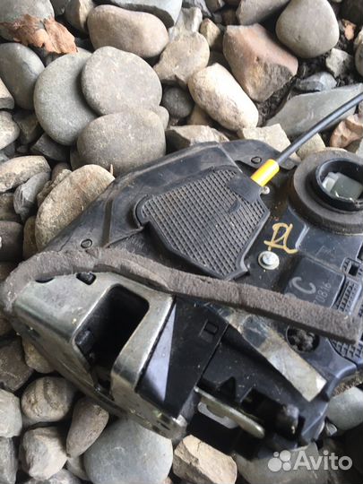 Toyota corolla 150 замок задней двери