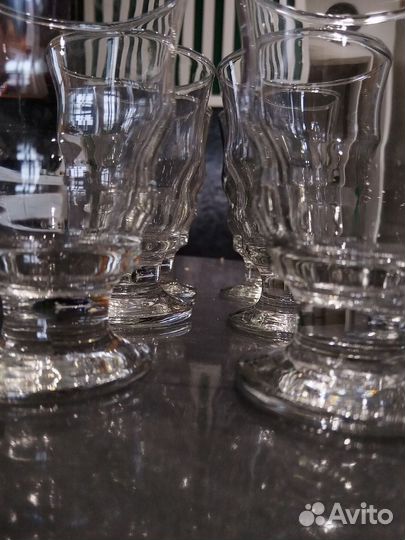 Стеклянные бокалы