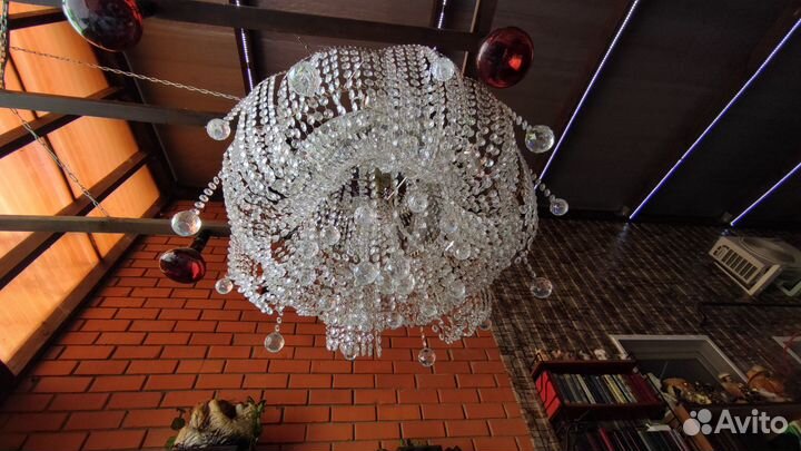 Большая потолочная люстра диаметром 700 мм