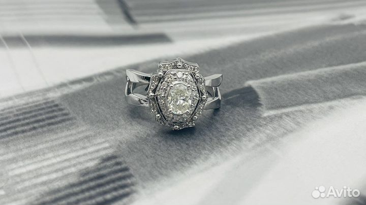 Кольцо из белого золота с центральным 0,7ct овалом