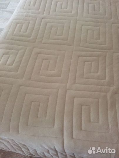 Комплект из покрывала с наволочками на кровать