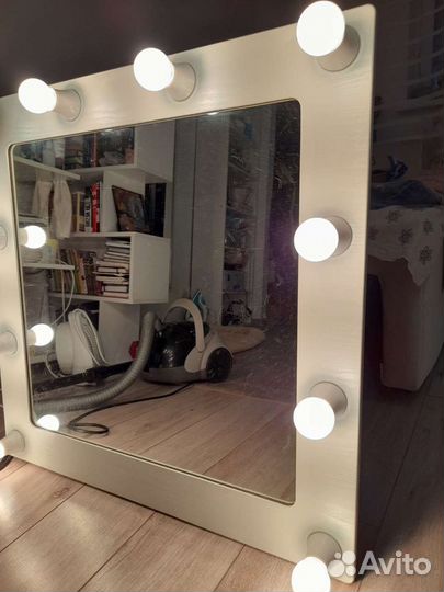 Гримерное зеркало с лампочками