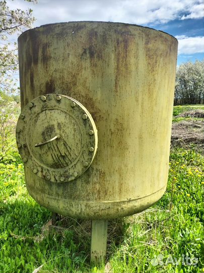 Металлическая бочка со сливным краном