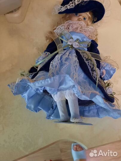 Кукла фарфоровая