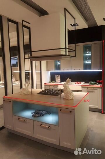 Кухонный гарнитур выставочный образец