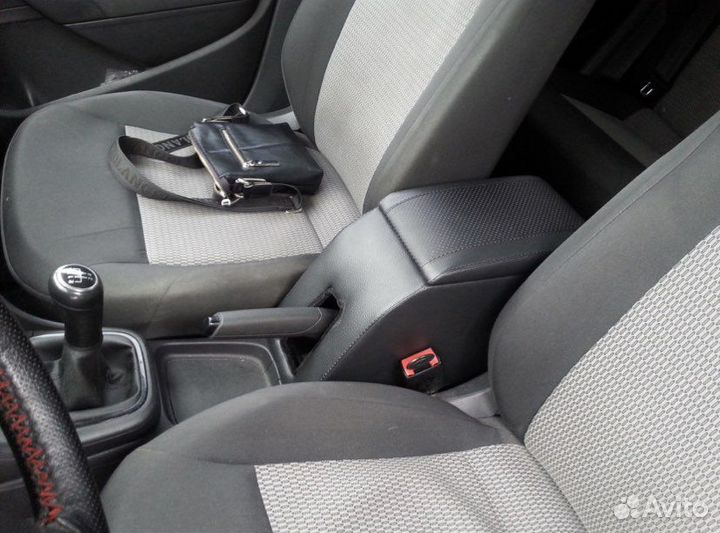Подлокотник на Volkswagen Polo Новая