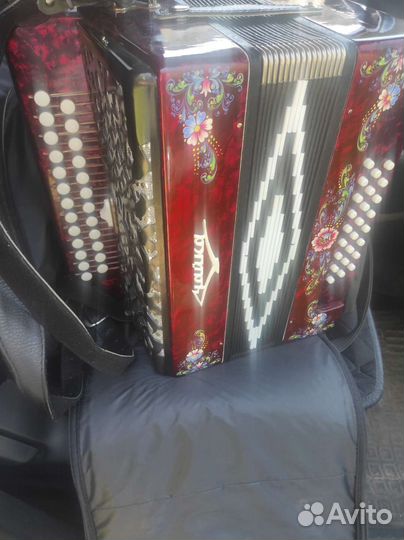 Гармонь новенькая,с регистром,трехголосная